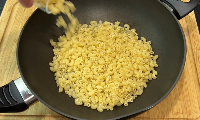 Насыпьте макароны в сковороду и залейте водой Насыпьте макароны в сковороду и залейте водой