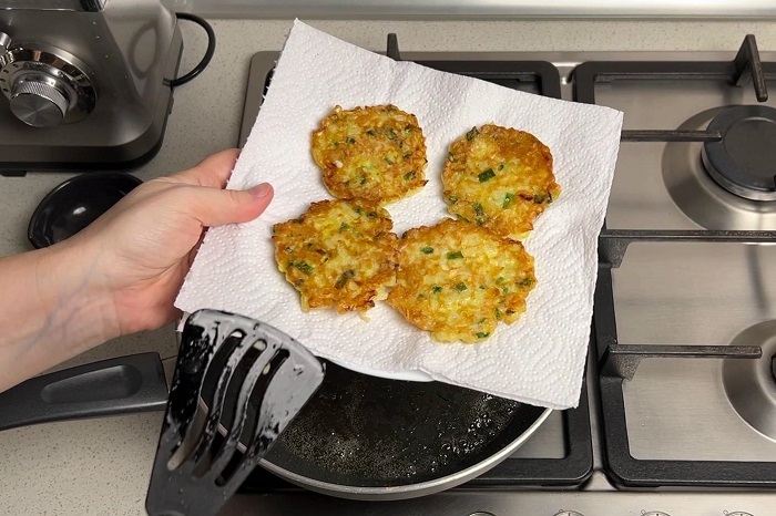 Выкладывайте драники на бумажное полотенце Выкладывайте драники на бумажное полотенце