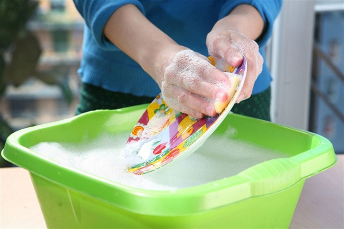 Посуду можно мыть в глубокой миске. / Фото: design-homes.ru