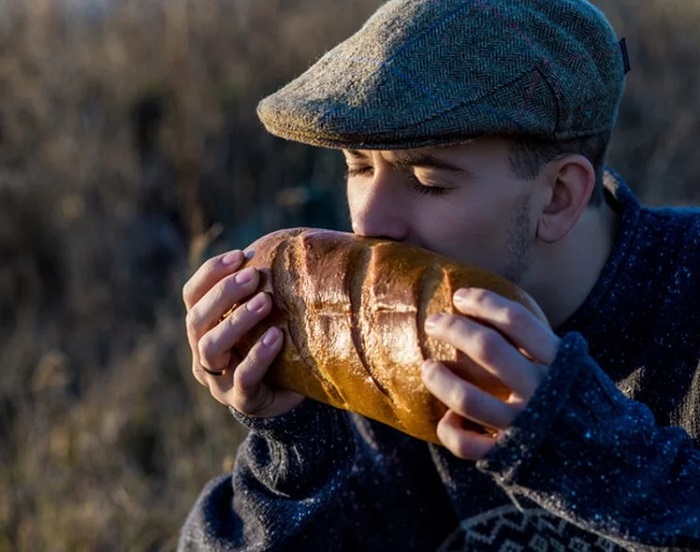 В Афганистане с большим уважением относятся к хлебу. / Фото: fishki.net