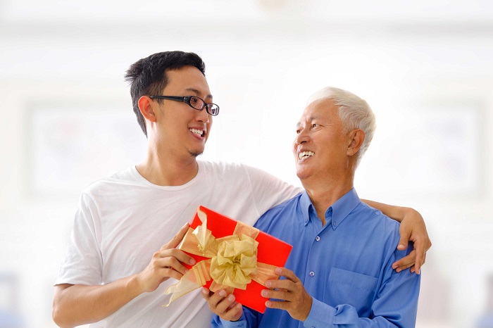 В Китае подарок всегда принимают двумя руками. / Фото: sirabee.com