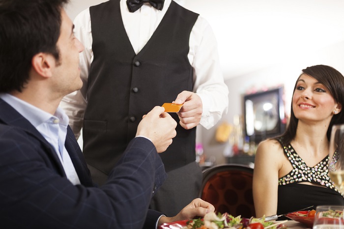 Итальянки ценят, когда мужчины оплачивают счета в ресторане. / Фото: de-fragrance.ru