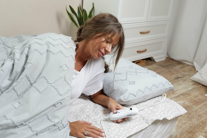 На простыне и одеяле можно настроить температуру. / Фото: telegra.ph