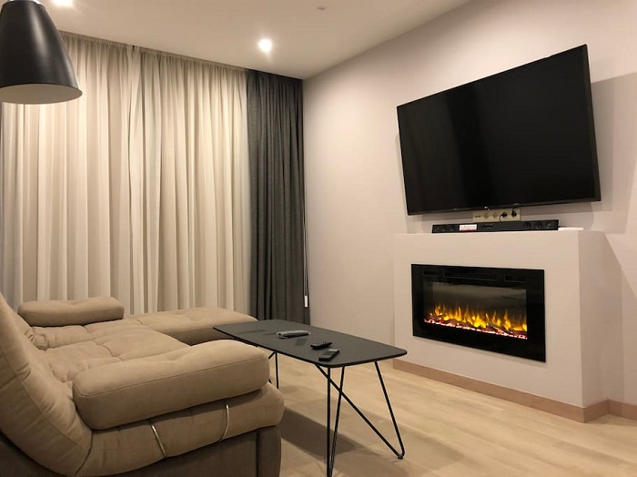 Электрокамин отлично впишется в интерьер. / Фото: airbnb.ru