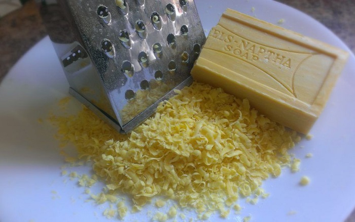 Приготовьте раствор из хозяйственного мыла. / Фото: obuv.expert