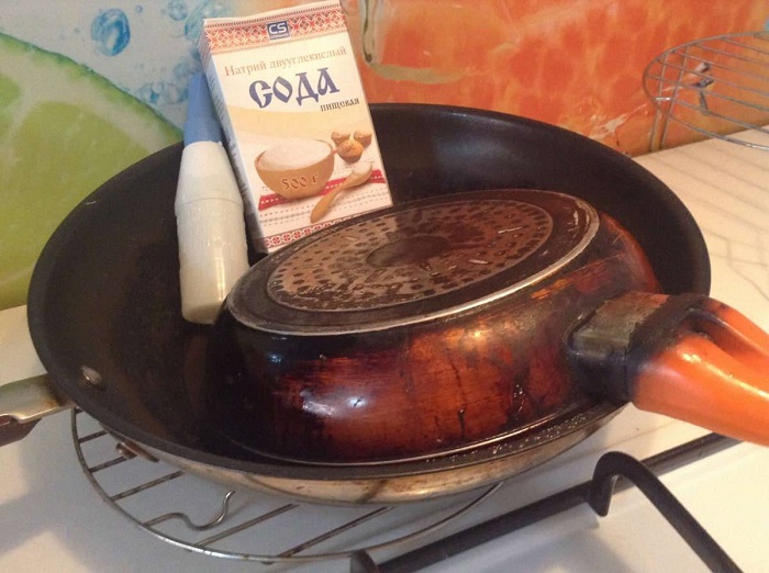 Сода также подойдет для чистки сковороды