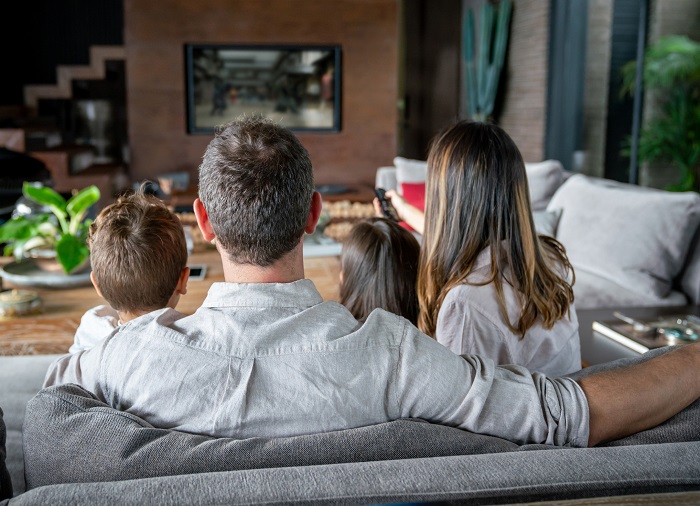 Семья вместе смотрит телевизор. / Фото: liftintent.com