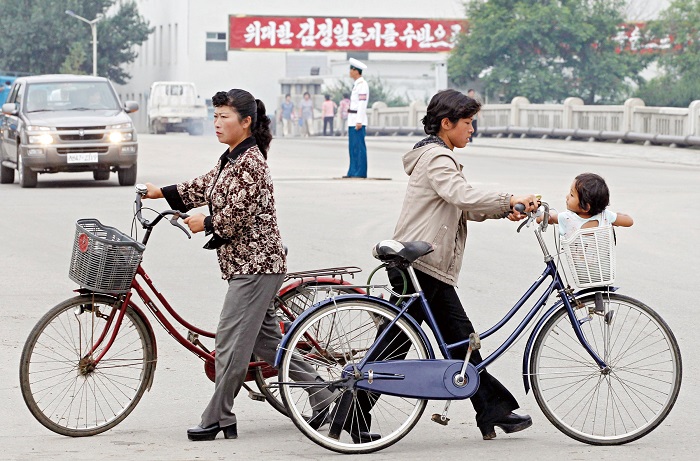 Жители Северной Кореи ездят на велосипедах. / Фото: pinterest.com