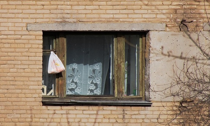 Продукты в пакете вывешивали за окно