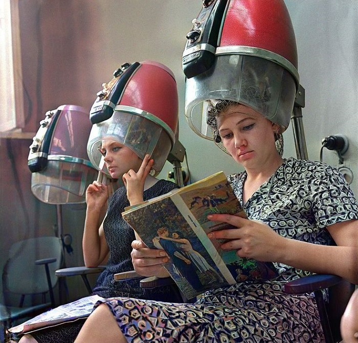 Укладку на бигуди делали и дома, и в парикмахерских