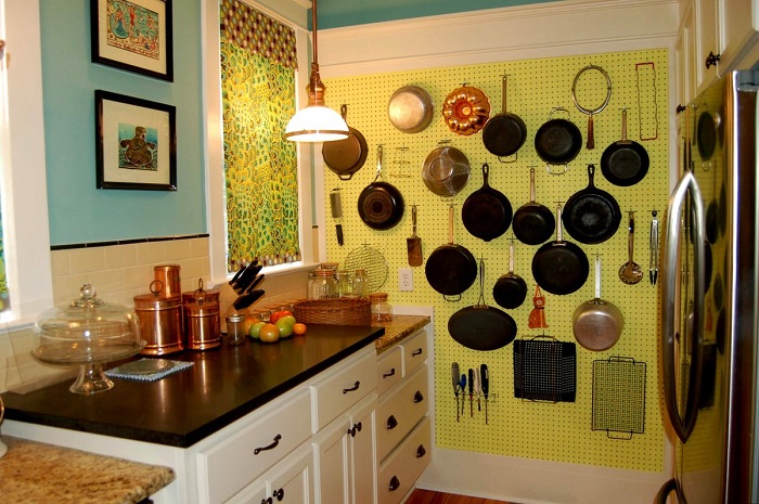 Перфорированная поверхность со сковородами станет своеобразной акцентной стеной. / Фото: mykitchendesign.ru