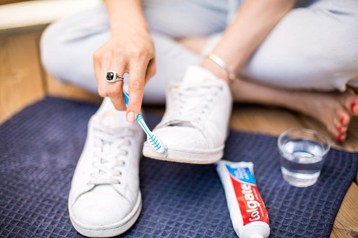 Подошву удобно чистить зубной щеткой. / Фото: beauty-salon-manager.ru