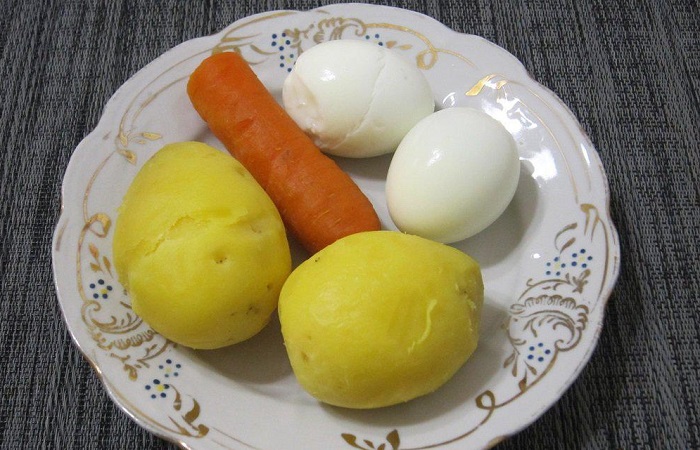 Основа для большей части салатов – картофель и яйца Основа для большей части салатов – картофель и яйца