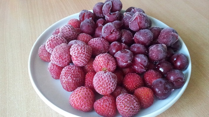 Замороженные ягоды лучше размораживать на столе. / Фото: kubanskaya-dacha.ru