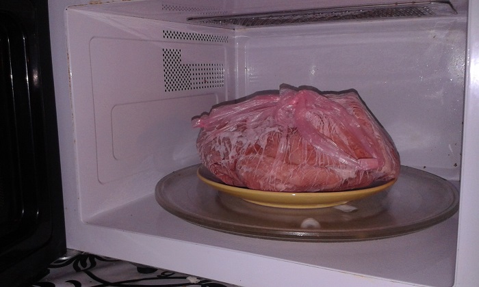 В микроволновке мясо размораживается не полностью. / Фото: odomah.org