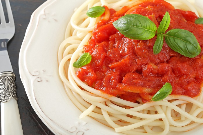 Пасту с томатным соусом лучше готовить на один раз. / Фото: cooking-24.ru