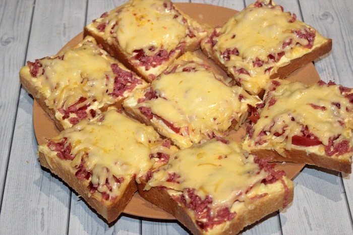 Горячие бутерброды с сыром. / Фото: omnomnom.ru.com