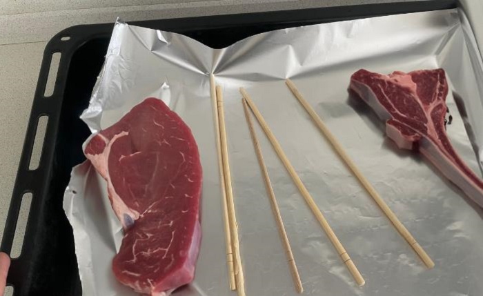 Выкладывайте мясо на палочки для суши. / Изображение: дзен-канал technotion
