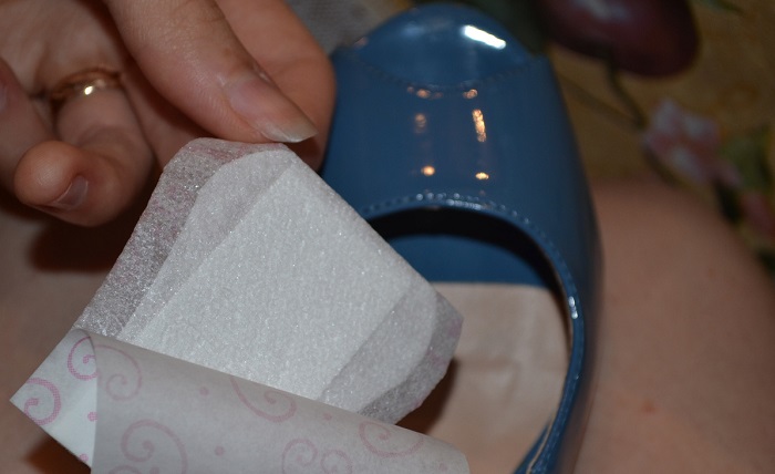 Используйте прокладку вместо стельки, чтобы она нейтрализовала запах. / Фото: stranamam.ru