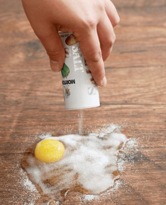 Посыпьте яйцо солью, чтобы не «убежало». / Фото: fb.ru