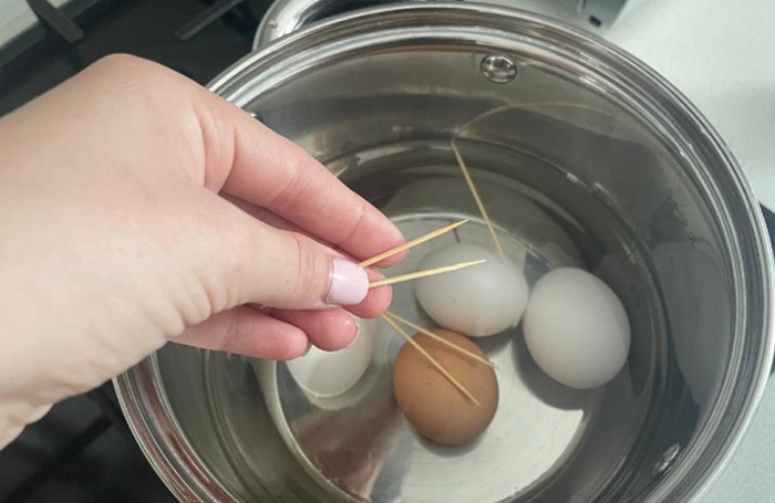 Варите яйца вместе с зубочистками. / Изображение: дзен-канал technotion