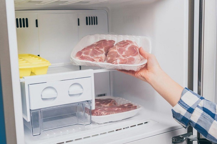 Положите мясо на полчаса в холодильник. / Фото: yanva.ru