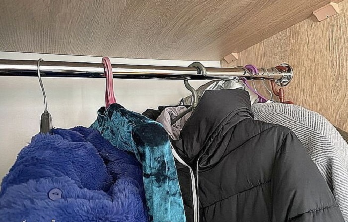 Вешайте плечики в разных направлениях. / Изображение: дзен-канал technotion