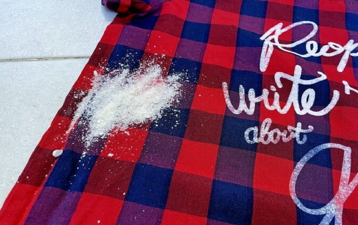 Посыпьте загрязненный участок солью. / Изображение: дзен-канал technotion