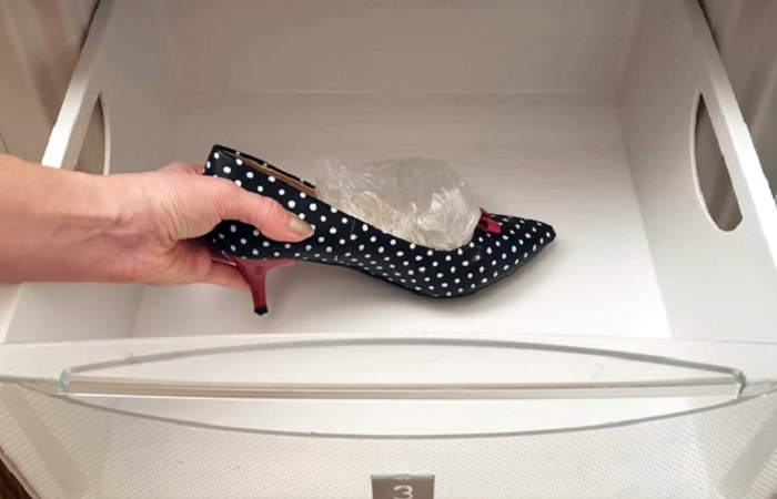 Положите в туфли пакеты с водой и отправьте в морозилку. / Изображение: дзен-канал technotion