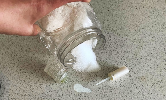 На пролитый лак насыпьте сахар