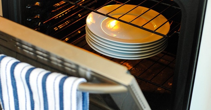 Чтобы еда дольше оставалась горячей, нагревайте тарелки в духовке. / Фото: radio2.be
