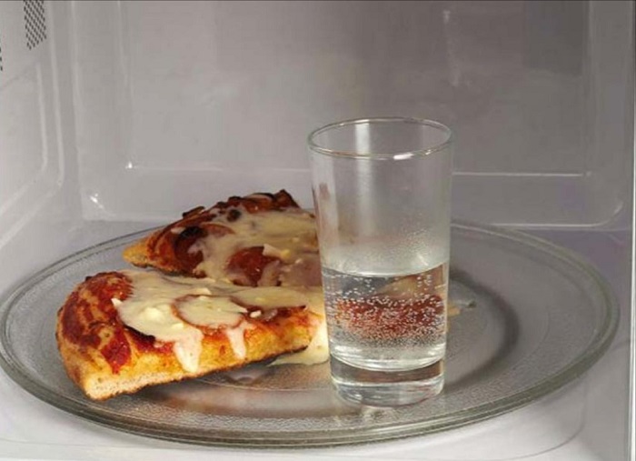 Вода не позволит краешкам пиццы засохнуть. / Фото: raupress.ru