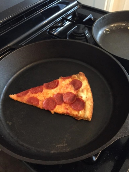 Если разогреть пиццу на сковороде, у нее будет хрустящая корочка