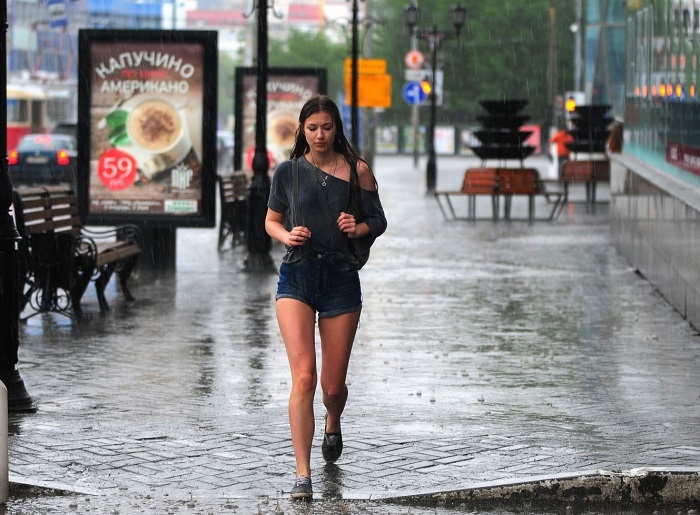На прогулку в пасмурную погоду нельзя отправляться без солнцезащитного крема. / Фото: realgel.ru