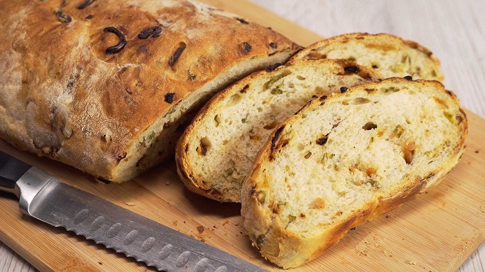 Луковый хлеб станет идеальным дополнением супа. / Фото: vsegdavkusno.ru