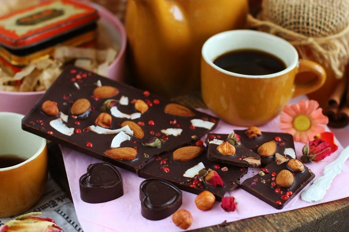 Классический шоколад можно дополнять любимыми орехами. / Фото: mykaleidoscope.ru