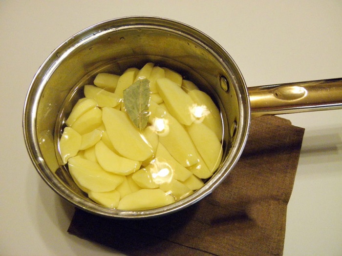 Чтобы картофель был ароматным, добавьте лавровый лист. / Фото: recepti.su