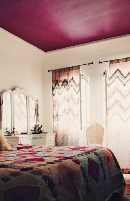 Малиновый потолок в интерьере спальни. / Фото: rubankom.com