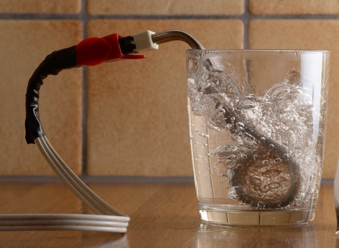 Воду в стакане иногда быстрее нагреть кипятильником. / Фото: domikru.net