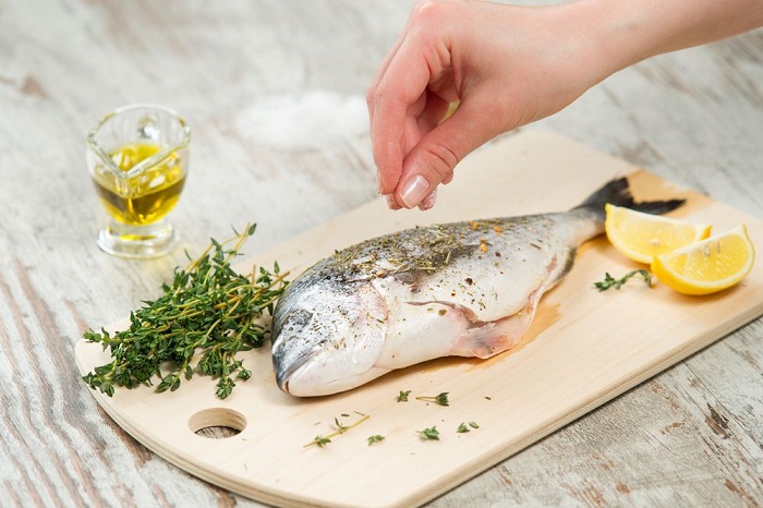 Посолите рыбу и сразу выкладывайте на сковороду. / Фото: domos.ru