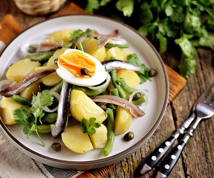Картофельный салат с анчоусами и яйцом. / Фото: povar.ru