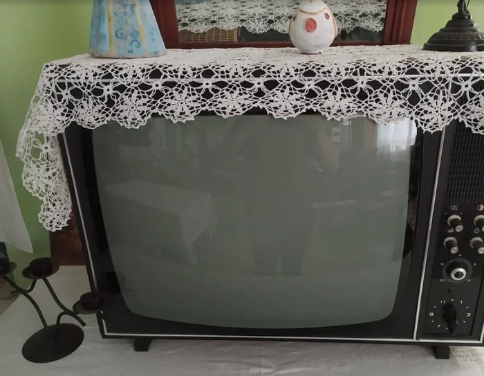 Кружевной салфеткой накрывали телевизор. / Фото: sam.mirtesen.ru