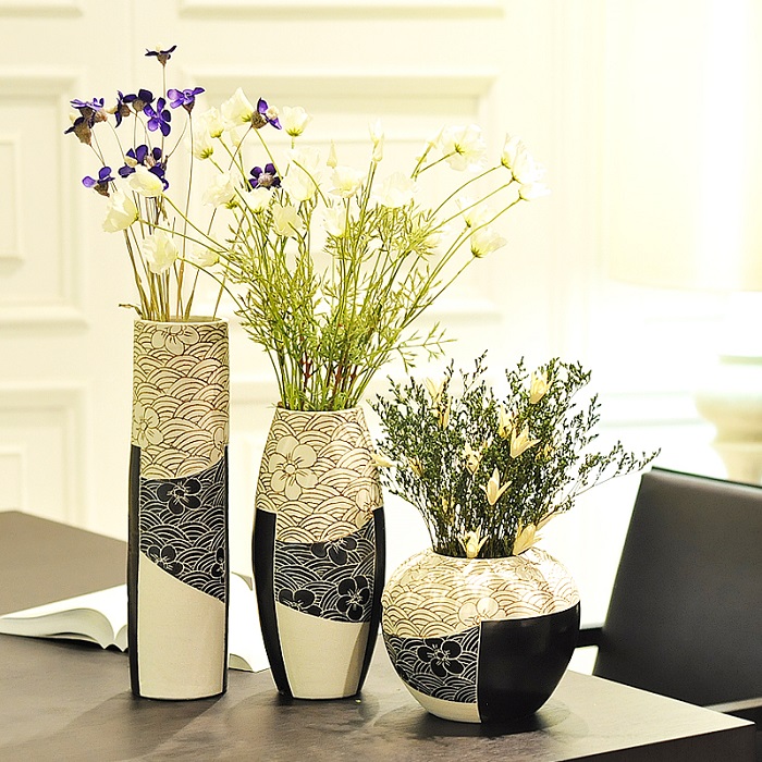 На полку можно поставить три вазы, которые будут смотреться гармоничнее, чем две. / Фото: sam-sebe-dizainer.com