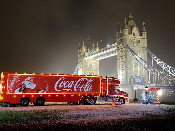 Санта Клаус на грузовике Coca-Cola. / Фото: drive2.ru