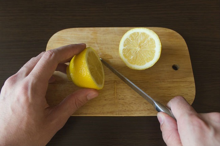 Разрежьте лимон напополам и протрите доску. / Фото: snus-outlet.ru