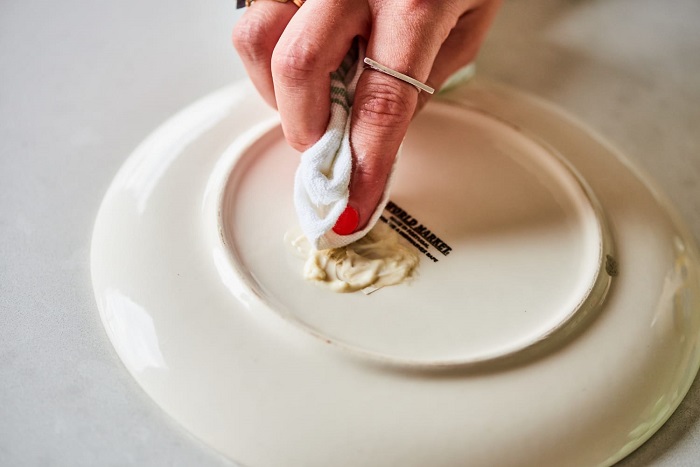 Нанесите майонез на тарелку и протрите мягкой тряпкой. / Фото: thekitchn.com