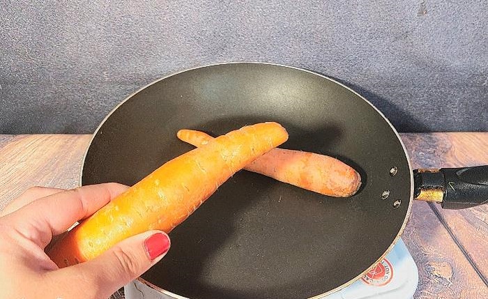 Обжарьте целую морковь на сковороде. / Изображение: дзен-канал technotion