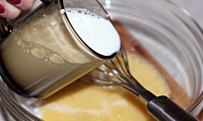Обычно в яйца добавляют молоко. / Фото: povar.ru