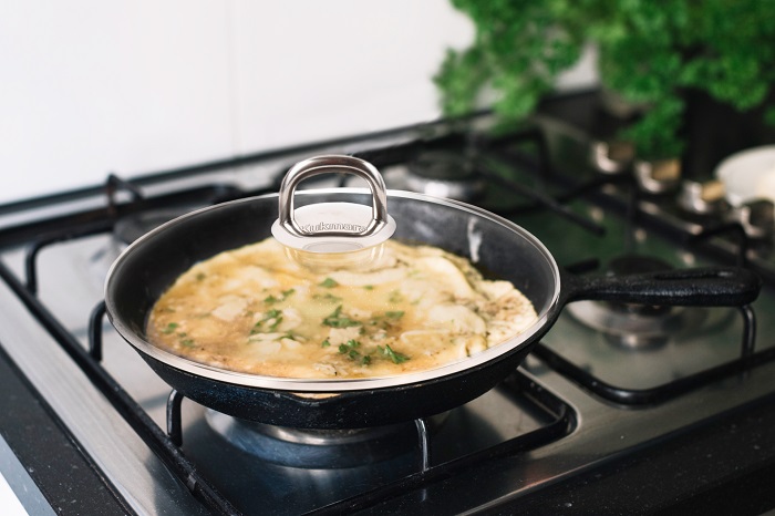 Пышный омлет получится только под крышкой. / Фото: hoff.ru