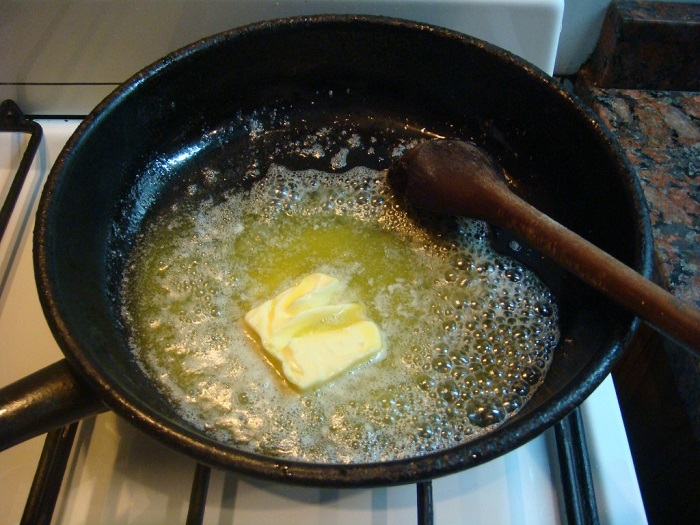 Сливочное масло часто используют для обжаривания продуктов. / Фото: eda-land.ru